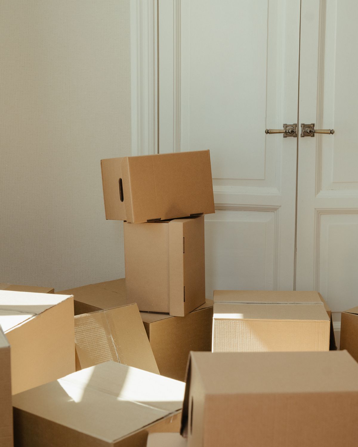 Cajas de mudanza esperando el desempaque en una vivienda luminosa