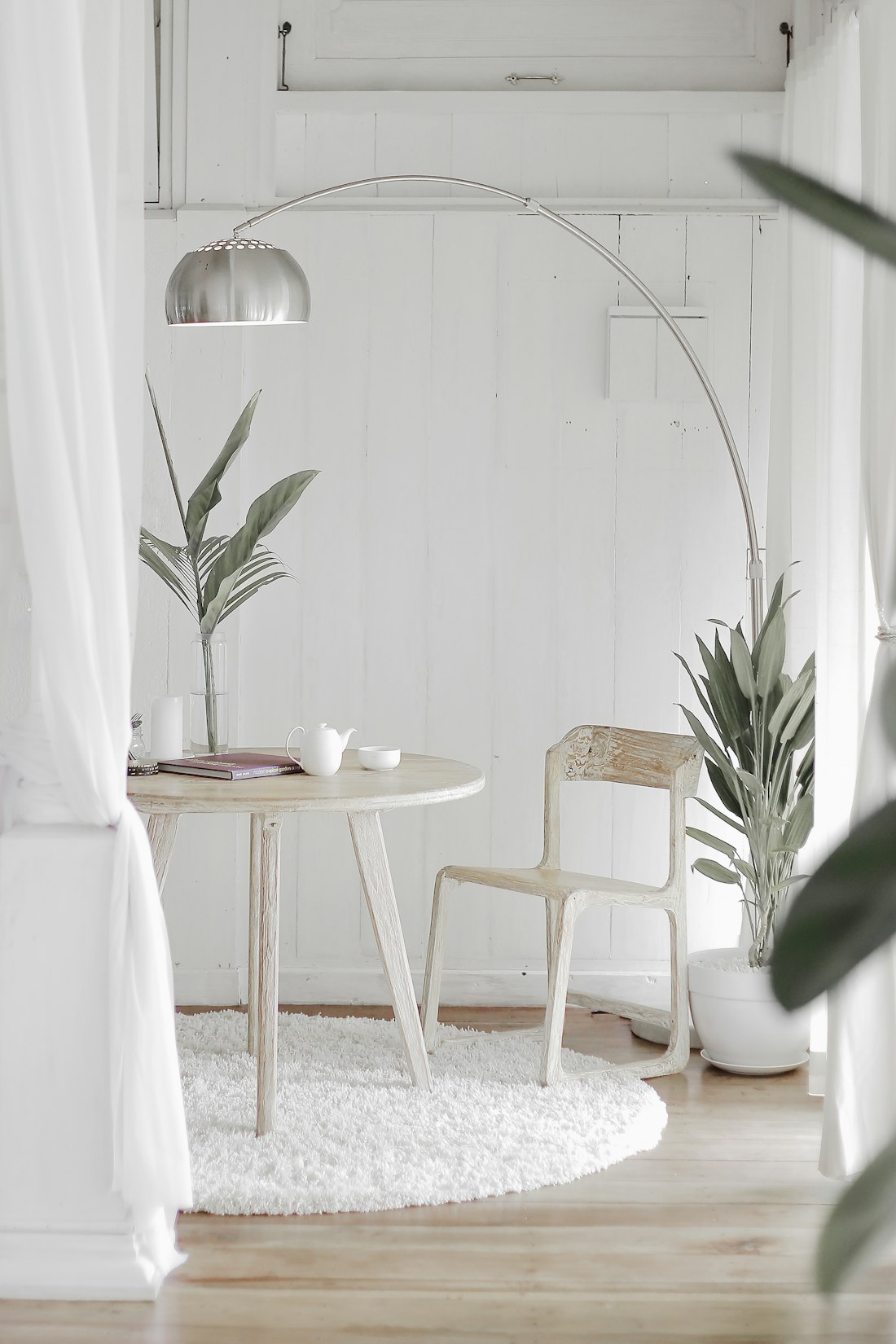 Rincón de una vivienda con luz natural y mobiliario sobrio